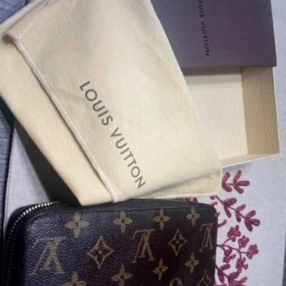 Authentic Louis Vuitton Monogram Zippy Wallet - Brown - Picture 11 of 12